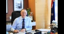 20年前他是一位顶级外汇交易员,如今已是政府总理